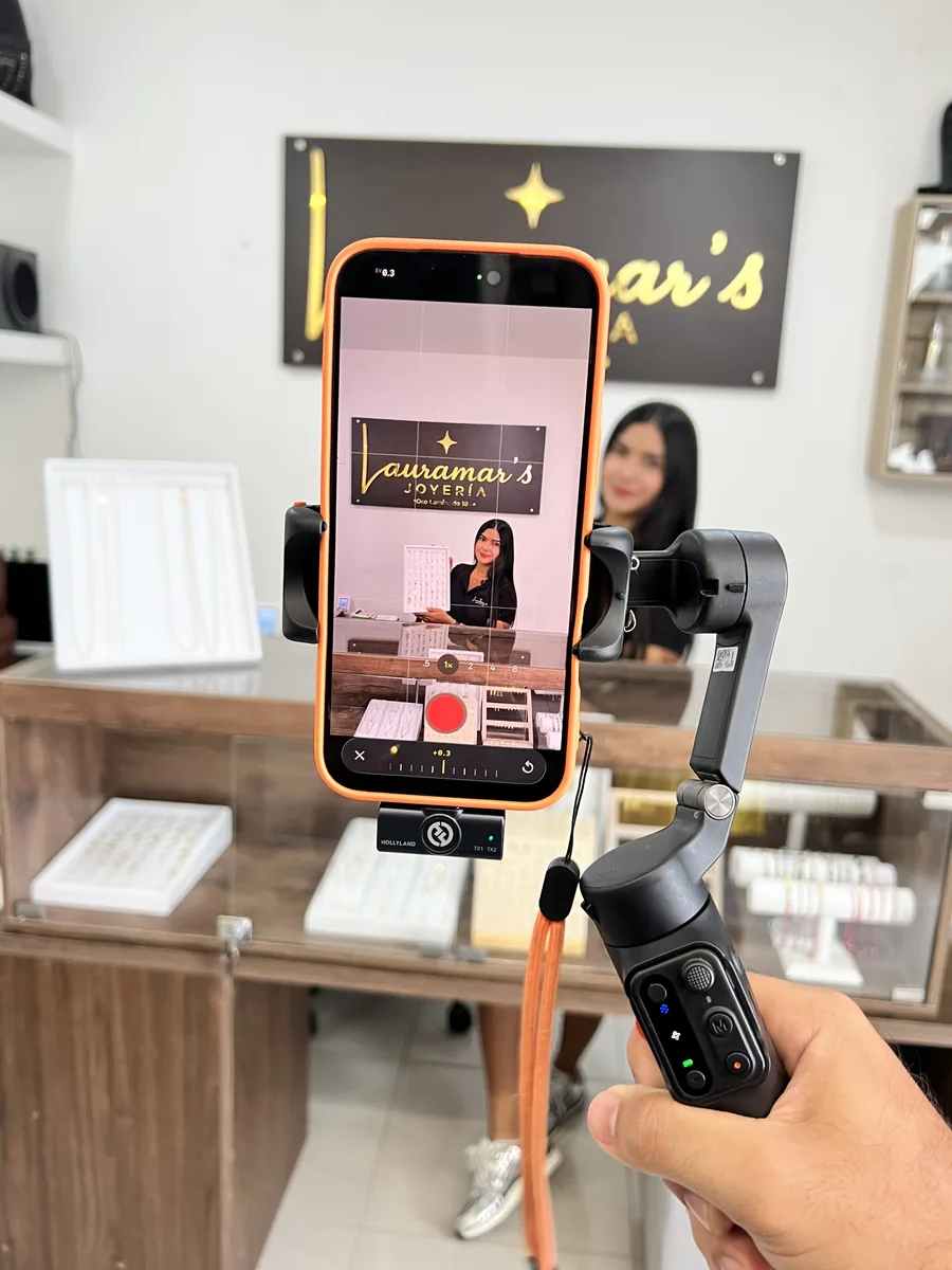 Kevin grabando con un estabilizador en Lauramar's Joyería