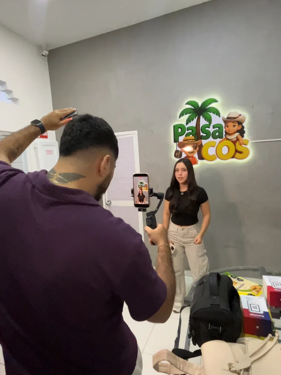 Kevin grabando contenido en el local de Congelados Paisacos